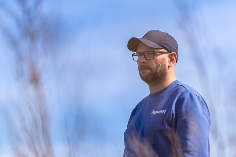 Alexander Holmsve bruker sine egne dyrekjøpte erfaringer til å hjelpe andre som har havnet i spillavhengighet.